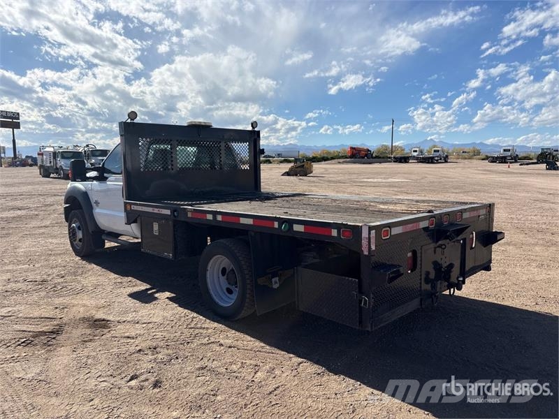 Ford F-550 Tovornjaki s kesonom/platojem