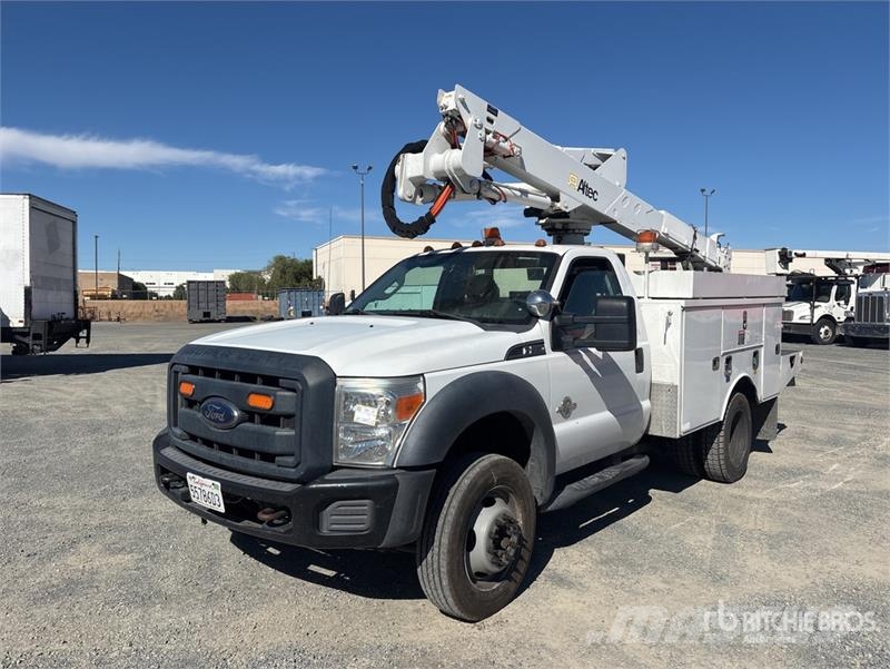 Ford F-550 卡車裝載高空作業車