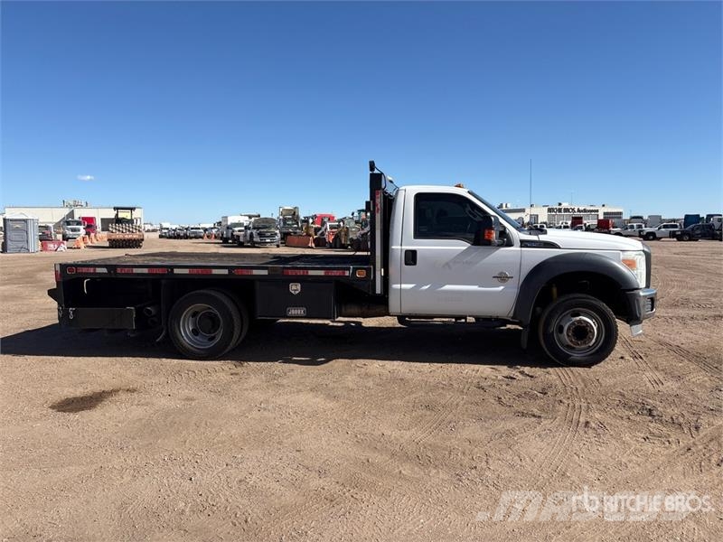 Ford F-550 Tovornjaki s kesonom/platojem