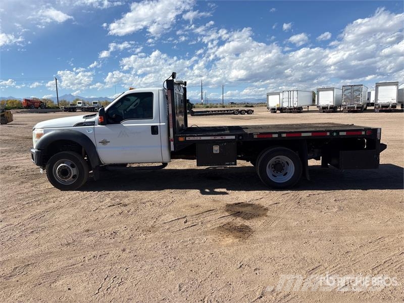 Ford F-550 Tovornjaki s kesonom/platojem