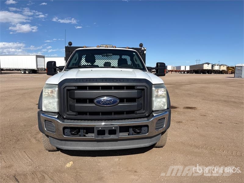 Ford F-550 Tovornjaki s kesonom/platojem