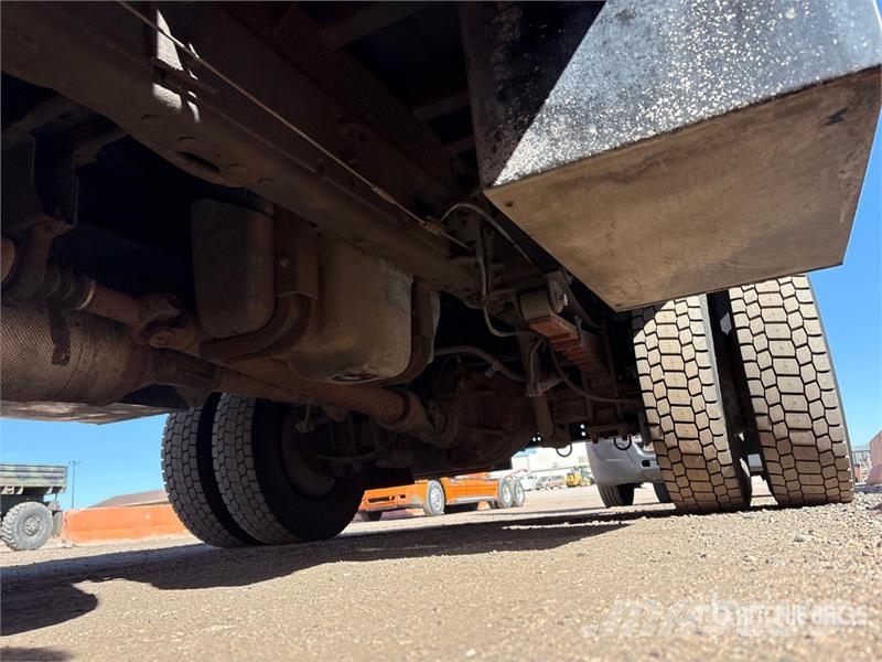 Ford F-550 Tovornjaki s kesonom/platojem