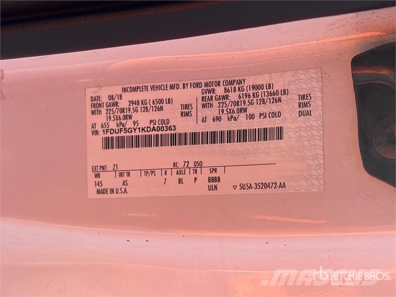 Ford F-550 Teherautóra szerelt emelők és állványok