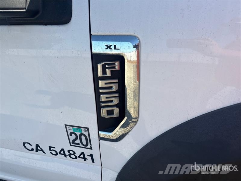 Ford F-550 Teherautóra szerelt emelők és állványok