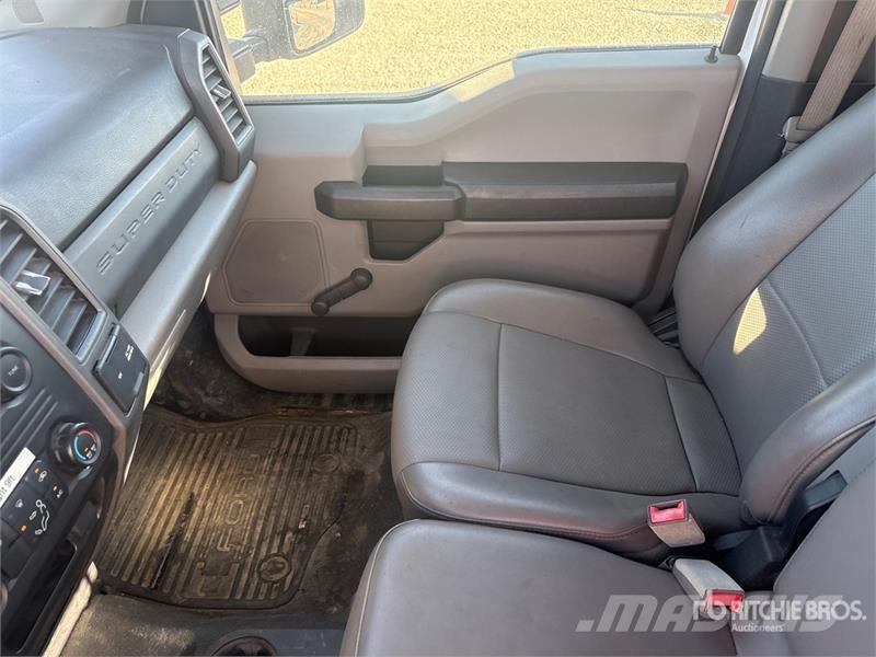 Ford F-550 Teherautóra szerelt emelők és állványok