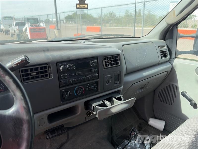 Ford F-550 Platformas/izkraušana no sāniem