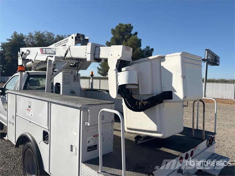 Ford F-550 Teherautóra szerelt emelők és állványok
