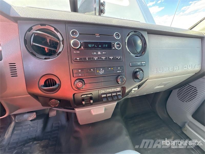 Ford F-550 Tovornjaki s kesonom/platojem