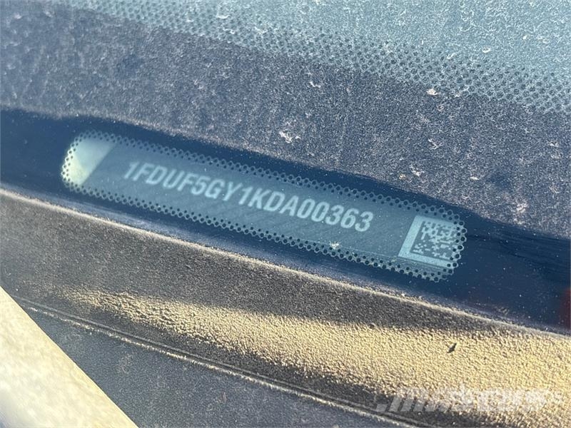 Ford F-550 Teherautóra szerelt emelők és állványok