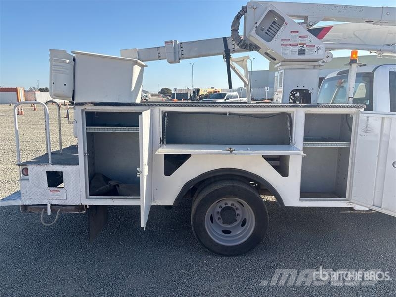 Ford F-550 Teherautóra szerelt emelők és állványok