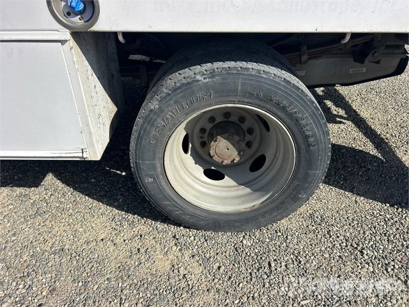 Ford F-550 Flatbed / Dropside trucks