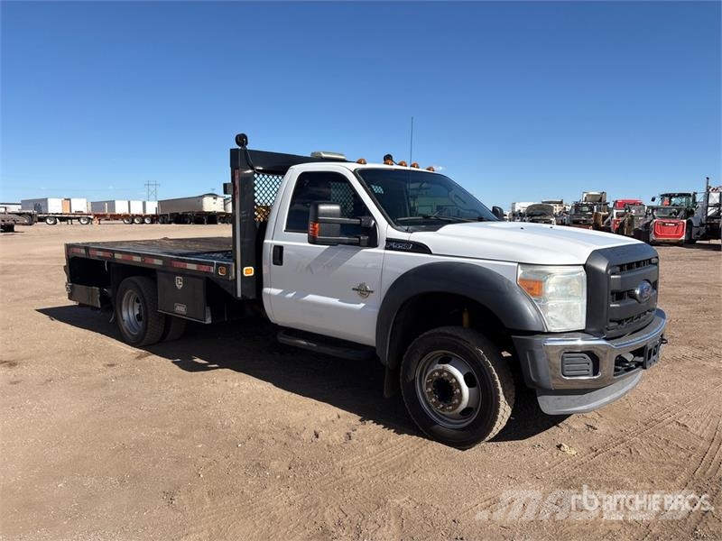 Ford F-550 Tovornjaki s kesonom/platojem