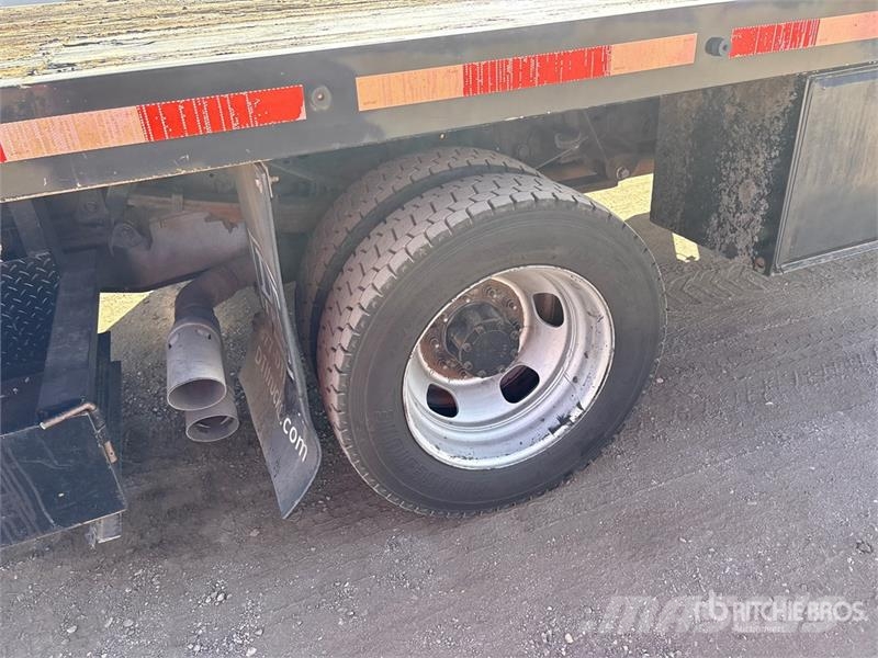 Ford F-550 Tovornjaki s kesonom/platojem