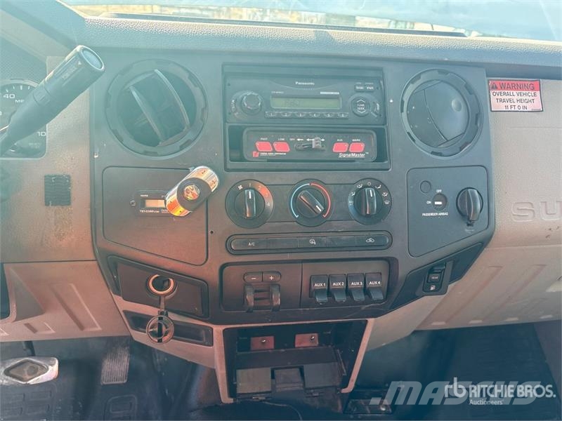 Ford F-550 Teherautóra szerelt emelők és állványok