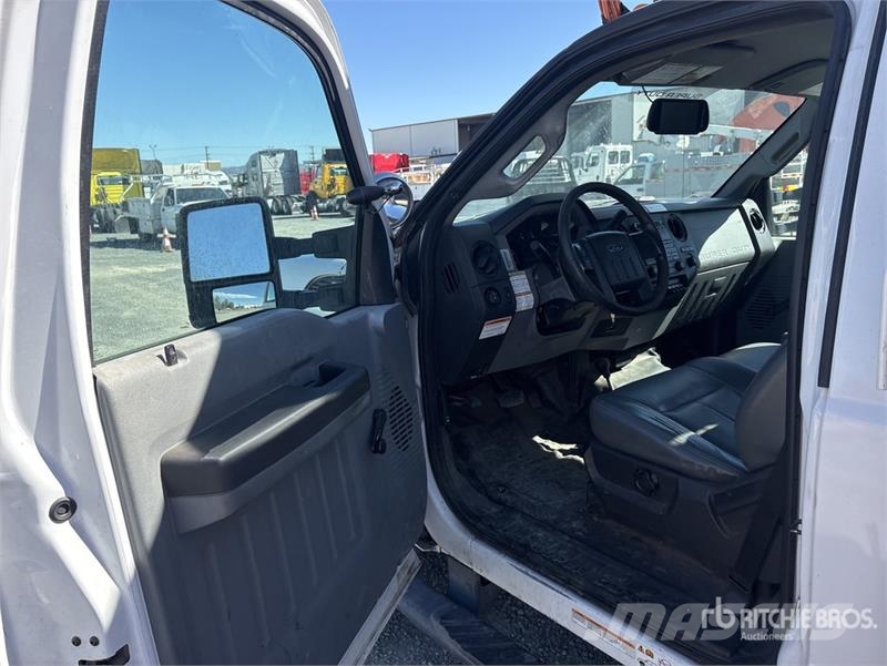 Ford F-550 卡車裝載高空作業車