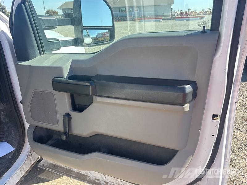 Ford F-550 Моторизирани платформи с талига