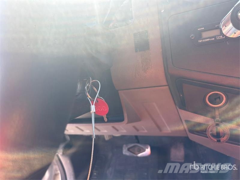 Ford F-550 Teherautóra szerelt emelők és állványok