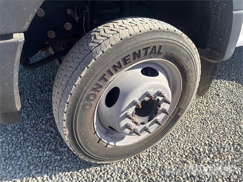 Ford F-550 Teherautóra szerelt emelők és állványok