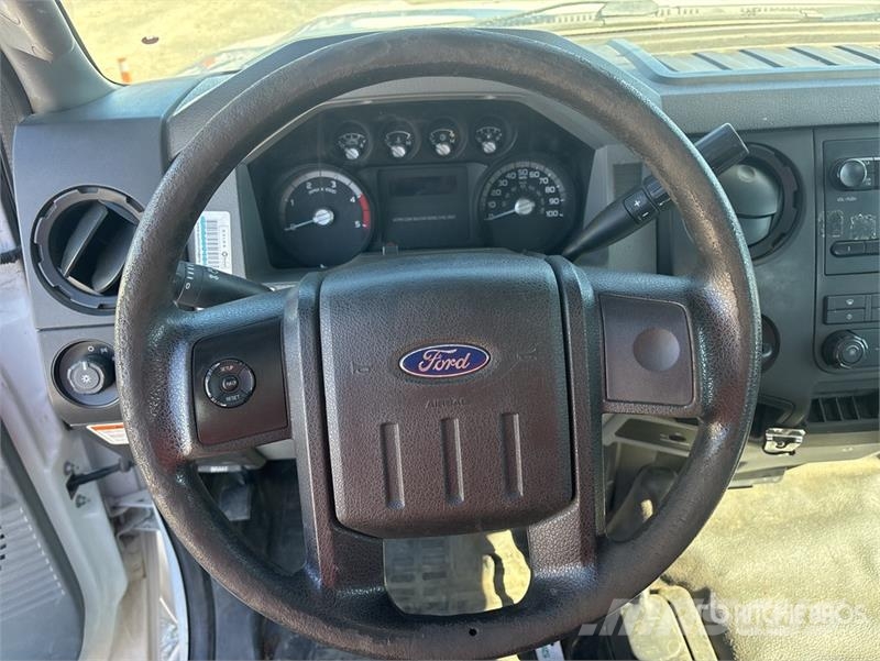 Ford F-550 卡車裝載高空作業車