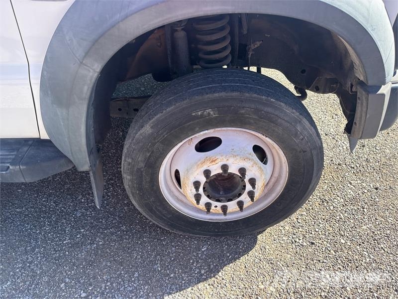Ford F-550 Teherautóra szerelt emelők és állványok
