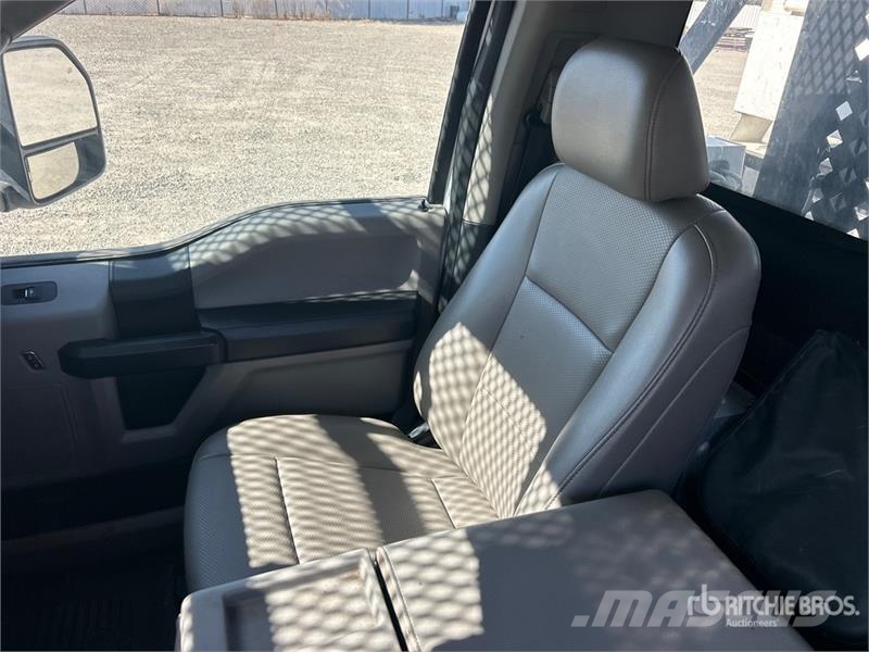 Ford F-550 Autoplošiny