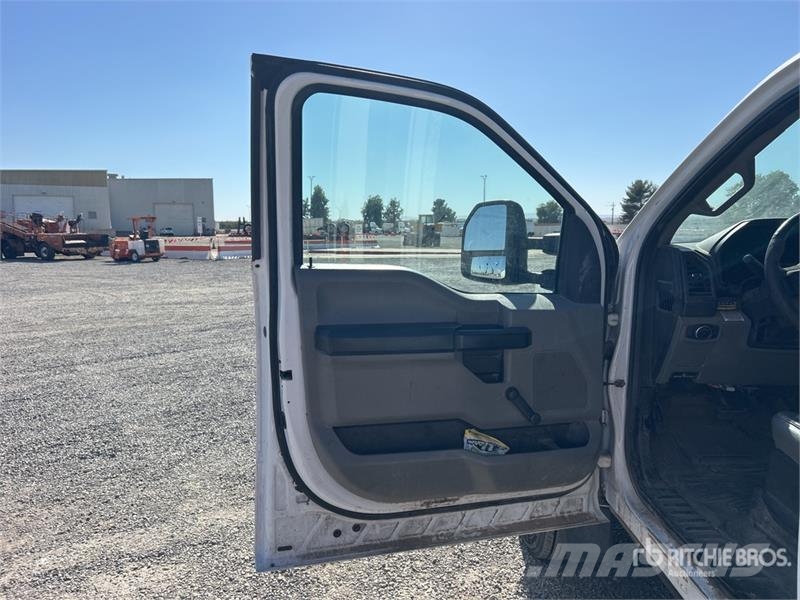 Ford F-550 Моторизирани платформи с талига