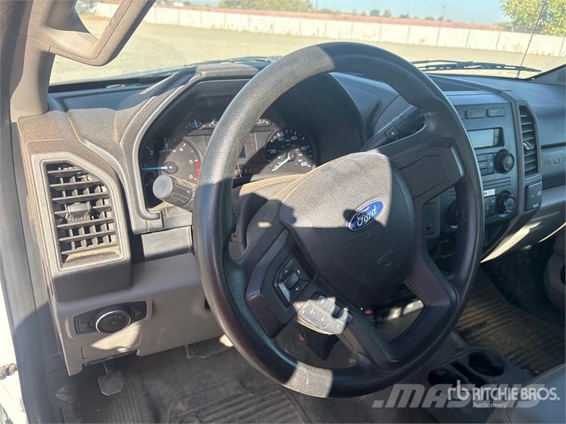 Ford F-550 Teherautóra szerelt emelők és állványok