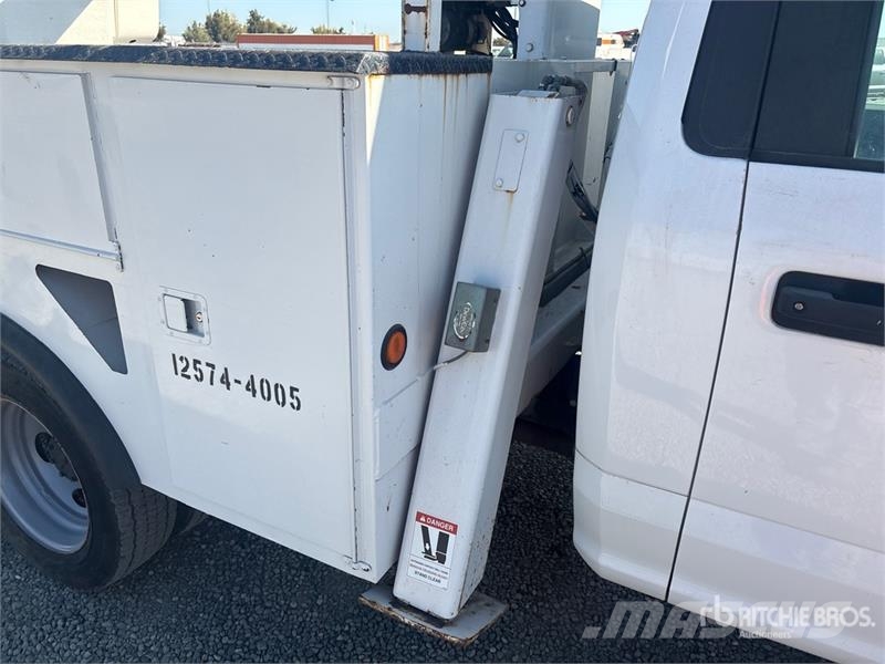 Ford F-550 Teherautóra szerelt emelők és állványok