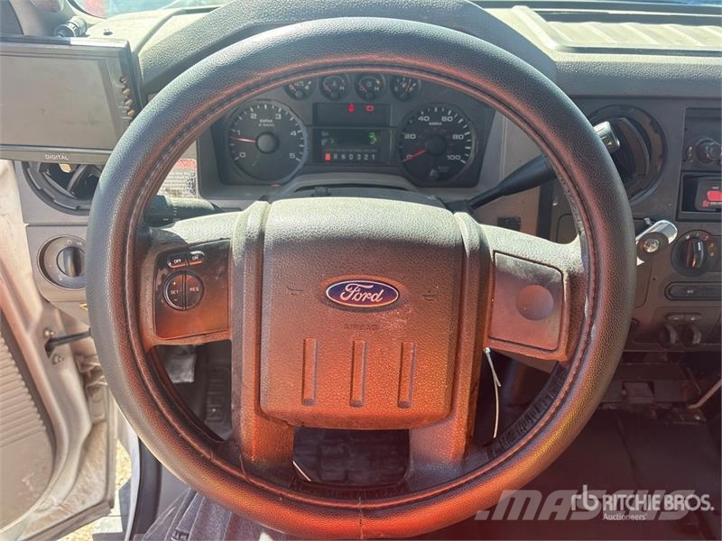 Ford F-550 Teherautóra szerelt emelők és állványok