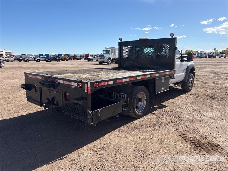 Ford F-550 Tovornjaki s kesonom/platojem