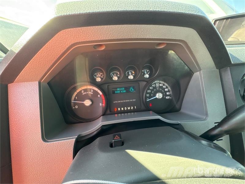 Ford F-550 Tovornjaki s kesonom/platojem