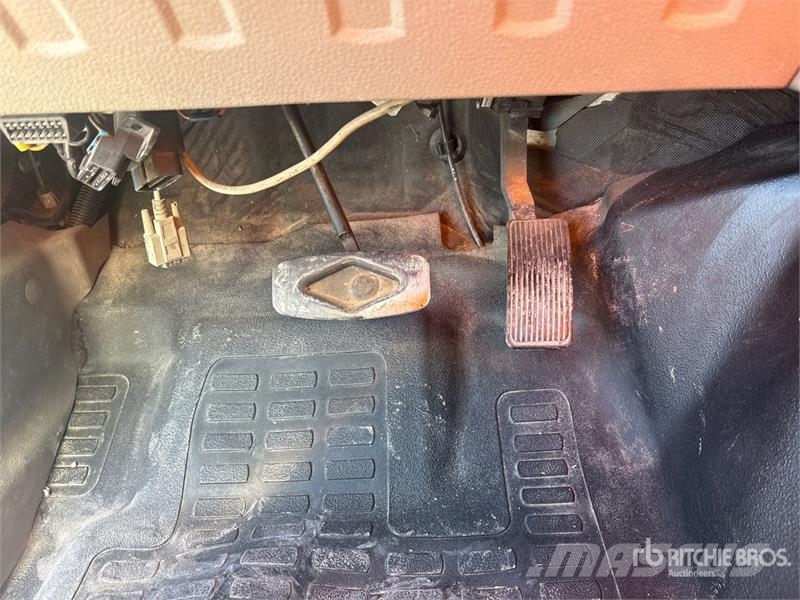 Ford F-550 Teherautóra szerelt emelők és állványok