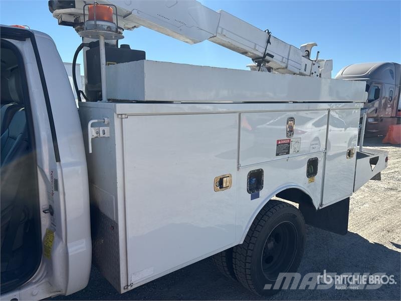 Ford F-550 卡車裝載高空作業車