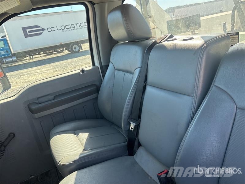 Ford F-550 卡車裝載高空作業車