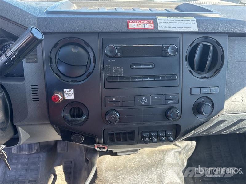 Ford F-550 卡車裝載高空作業車
