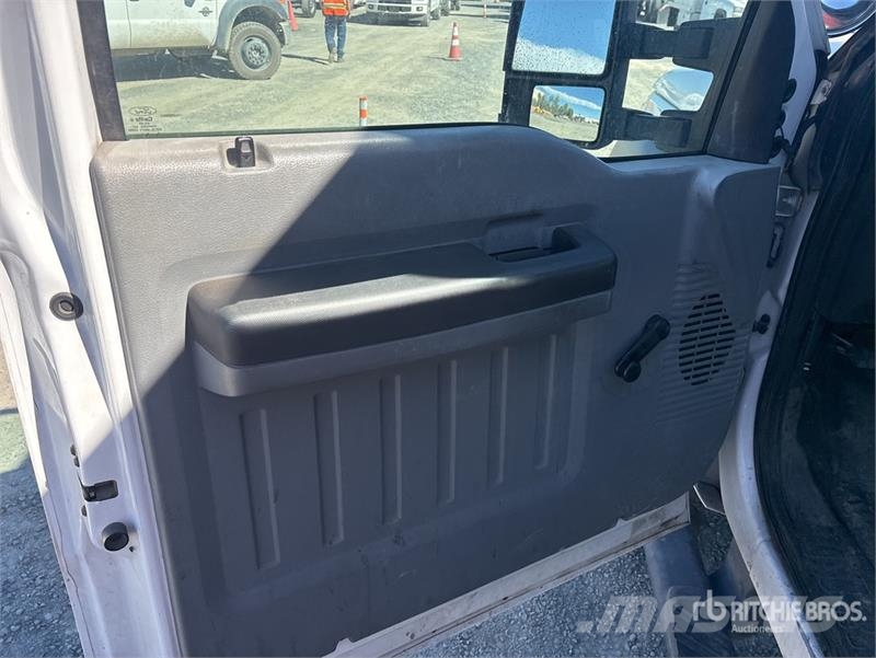 Ford F-550 卡車裝載高空作業車