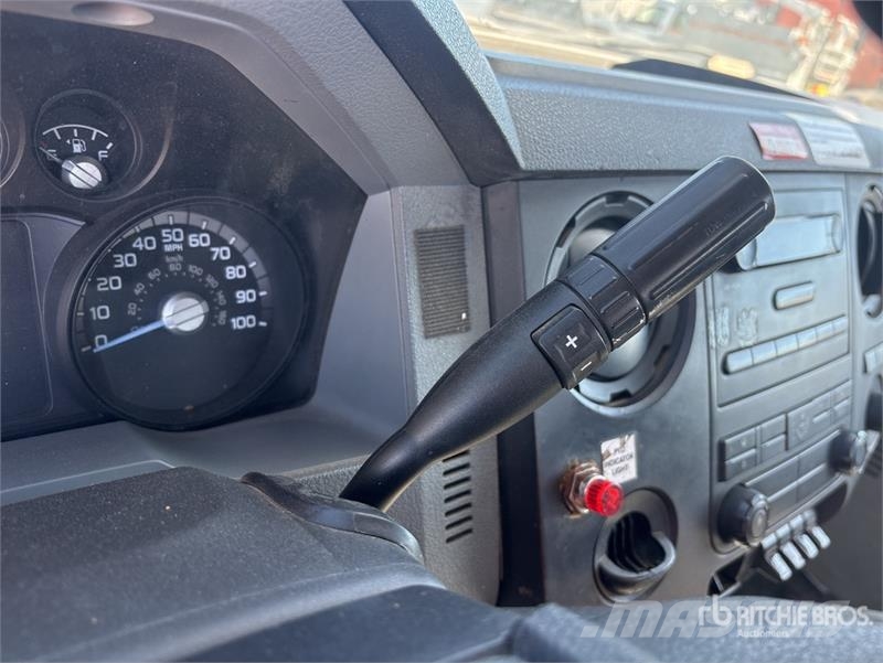 Ford F-550 卡車裝載高空作業車