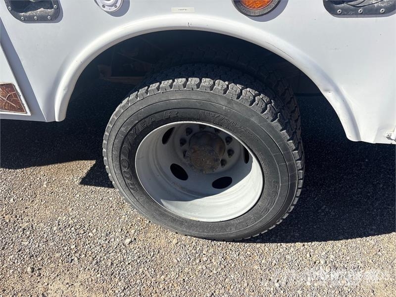 Ford F-550 Teherautóra szerelt emelők és állványok