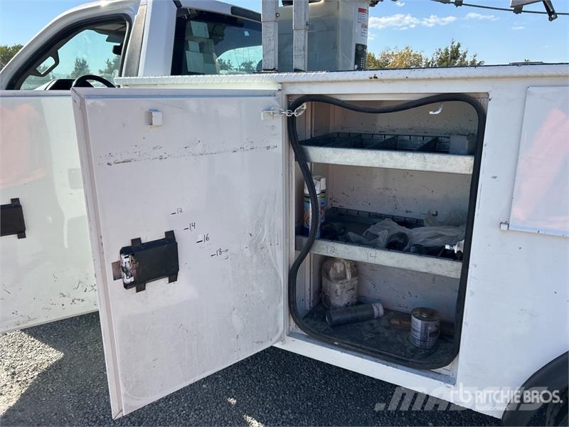 Ford F-550 Моторизирани платформи с талига