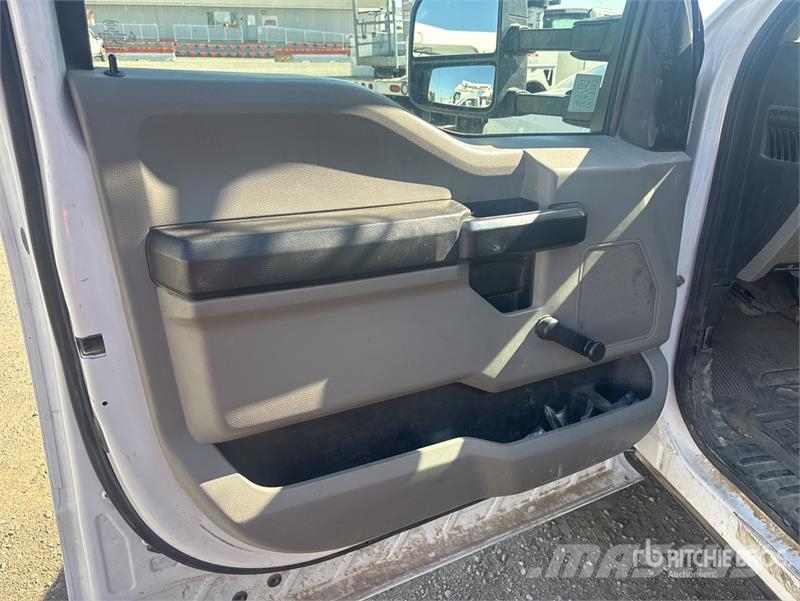 Ford F-550 Моторизирани платформи с талига