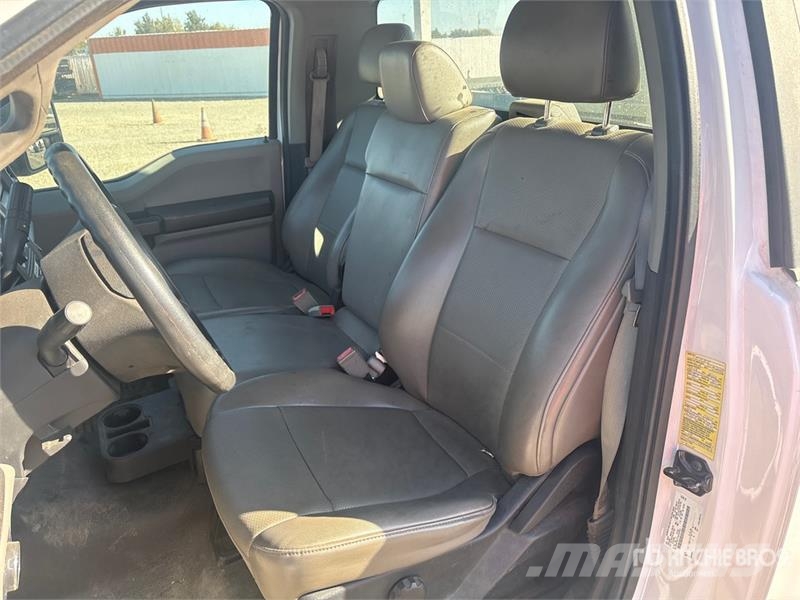 Ford F-550 Teherautóra szerelt emelők és állványok