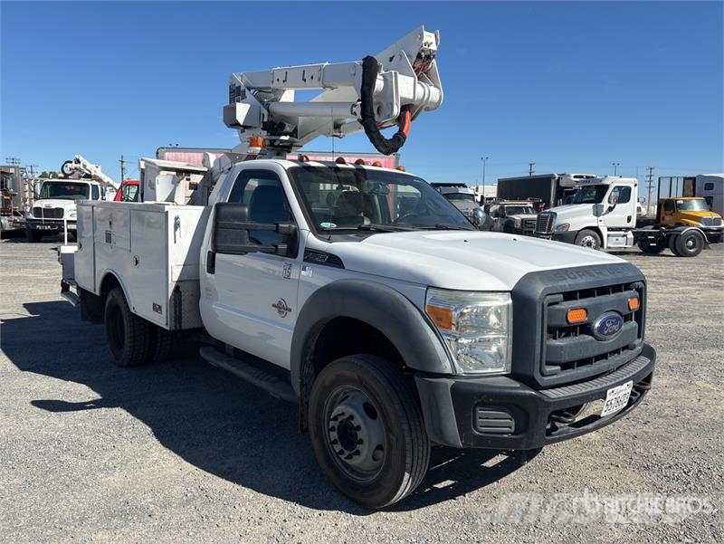 Ford F-550 卡車裝載高空作業車