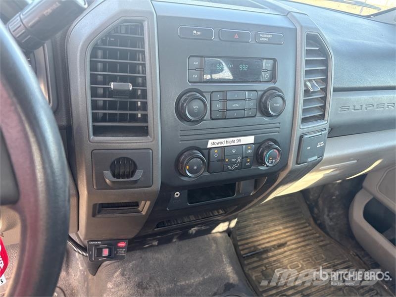 Ford F-550 Teherautóra szerelt emelők és állványok
