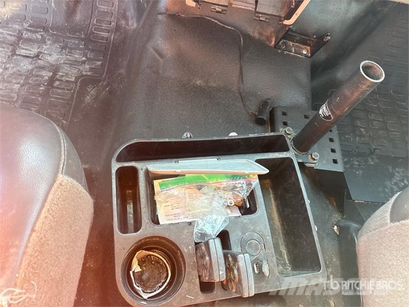 Ford F-550 Teherautóra szerelt emelők és állványok