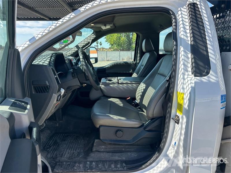 Ford F-550 Autoplošiny