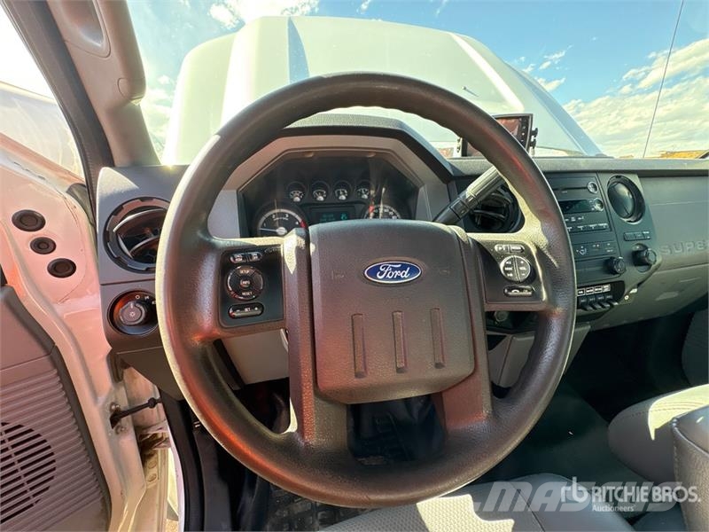 Ford F-550 Tovornjaki s kesonom/platojem