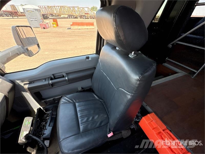 Ford F-550 4x2 27-Seat Transit Bus Minibussit