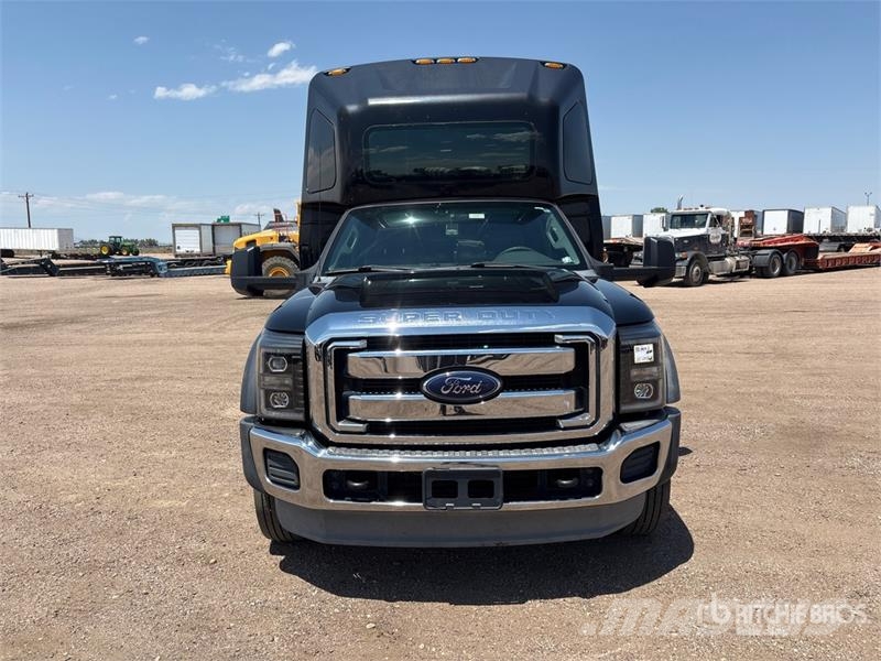 Ford F-550 4x2 27-Seat Transit Bus Minibussit