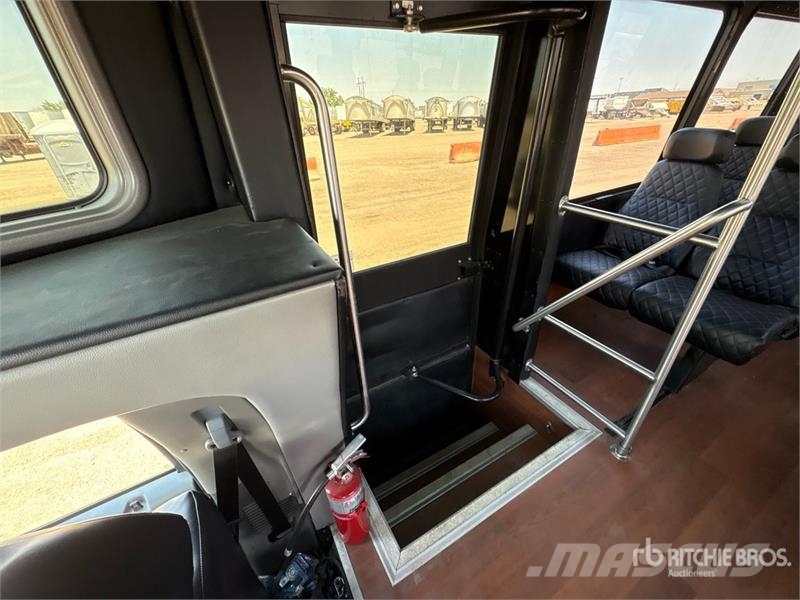 Ford F-550 4x2 27-Seat Transit Bus Minibussit