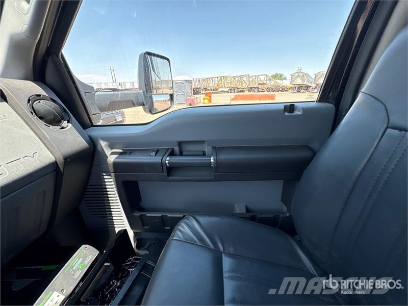 Ford F-550 4x2 27-Seat Transit Bus Minibussit